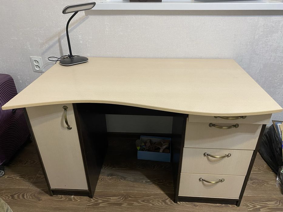 Продам письменный стол в отличном состоянии, а также подвесные шкафчик