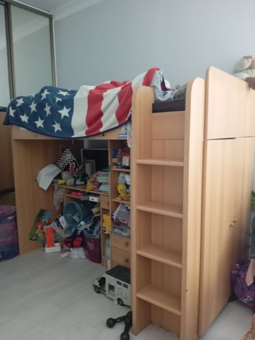 Кровать со столом и шкафом
