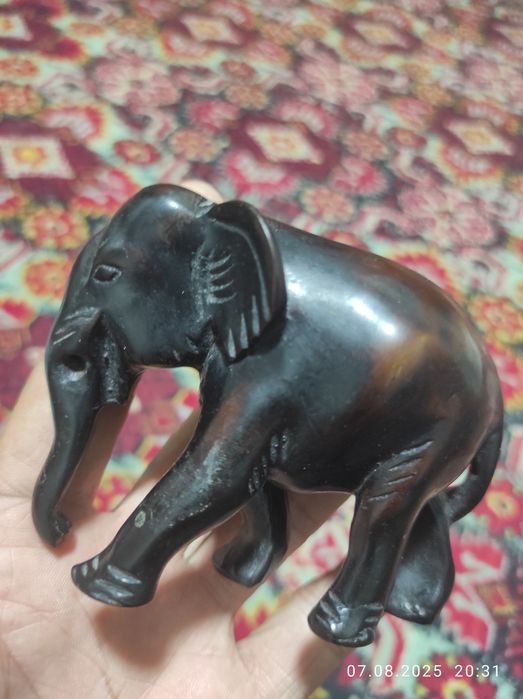 Срочно продаются два слонёнки из красного дерева