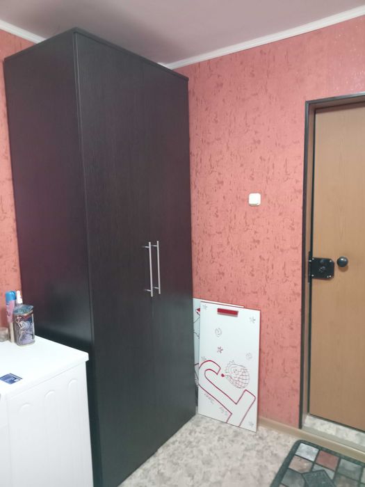 Угловой и плательный шкафы