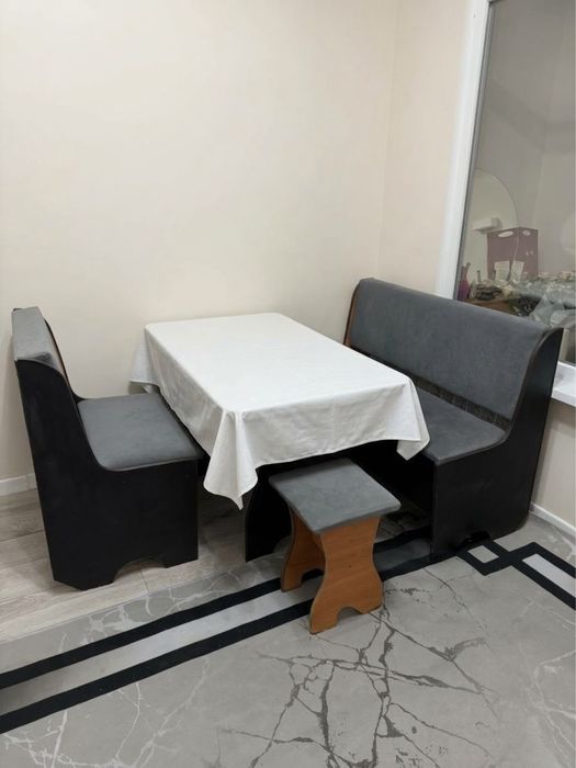 Продам кухонный стол со стульями(2стульев)