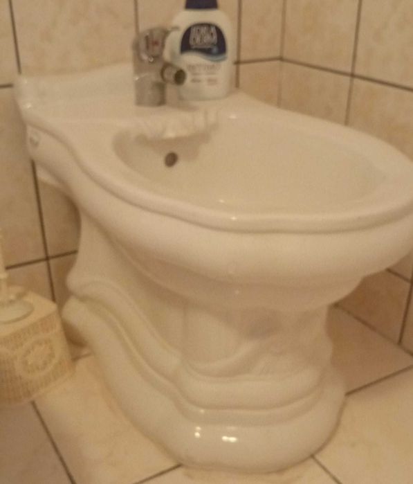 Set sanitari Italia: bideu, wc cu caseta și chiuveta cu picior