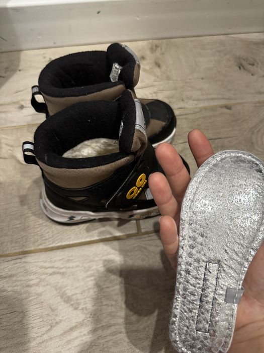 Продам зимние сапоги от Indigo kids