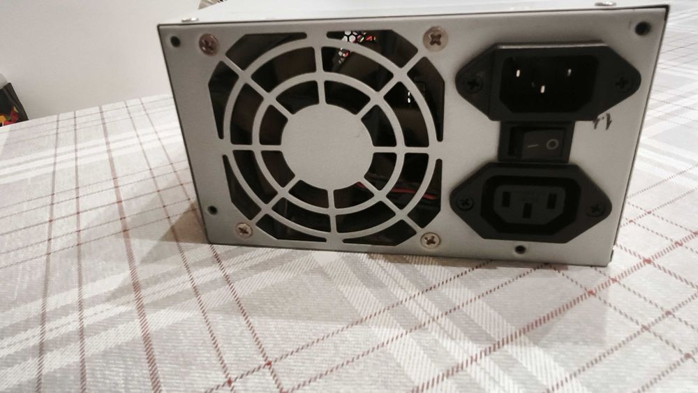 Carcasa tower mare cu maner, cooler Raidmax 120mm și Sursa X-Gear 400w