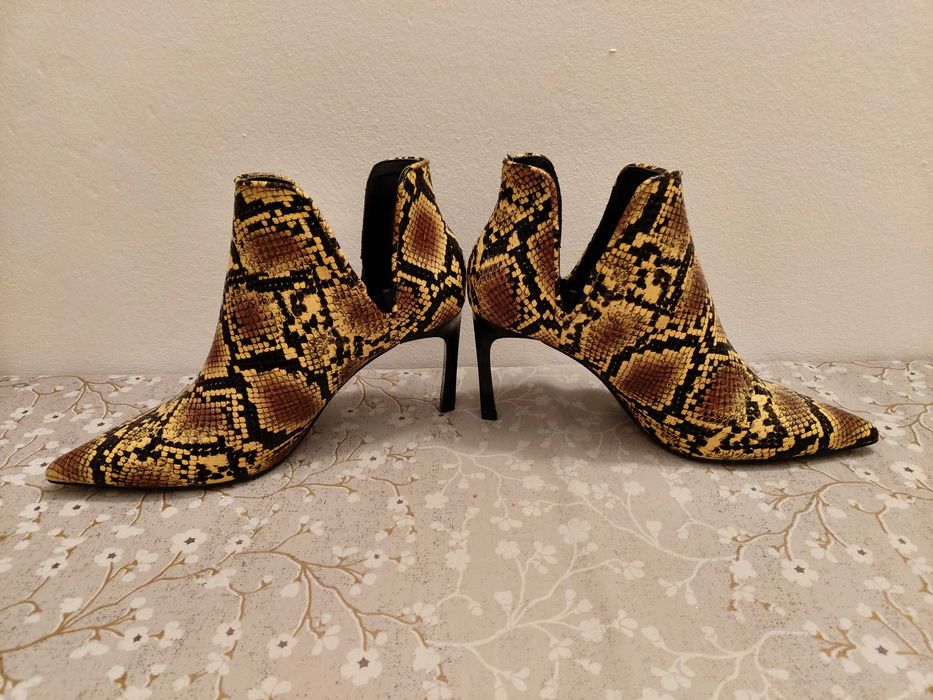 Botine imitație piele de şarpe