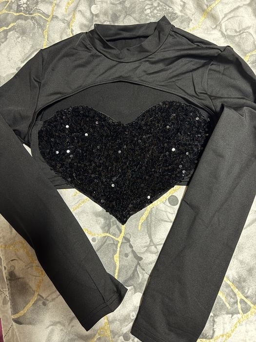 Черна ефектна къса блузка с пайети и изрязано деколте тип сърце crop