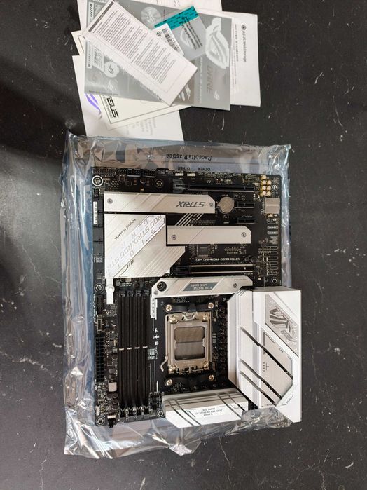 Placa de baza ASUS ROG STRIX B650-A GAMING WIFI utilizata in stare foarte buna  AMD AM5 Socket Ryzen™ 7000/9000 Series