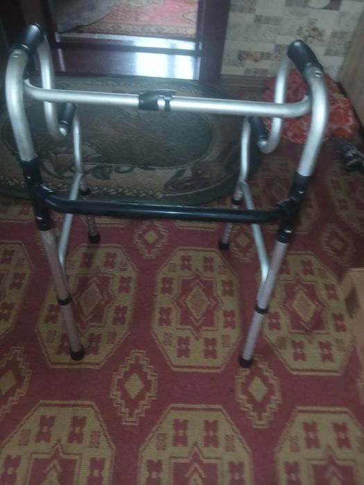 Продам ходунки новые