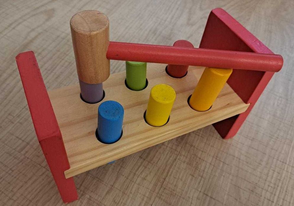 Joc cu ciocan si cuie din lemn