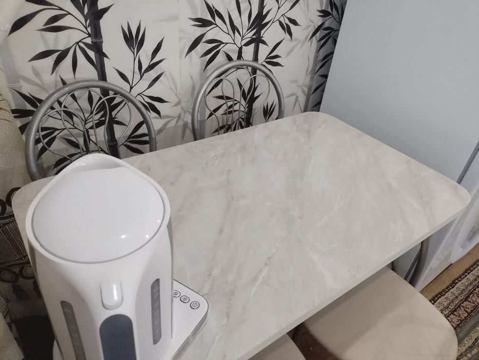 Продам стол  +стулья