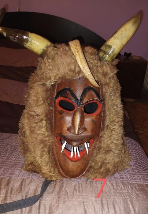 Кукерски маски с рога