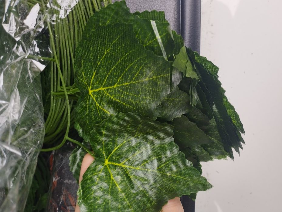 Искусственные листья, виноград и плющ