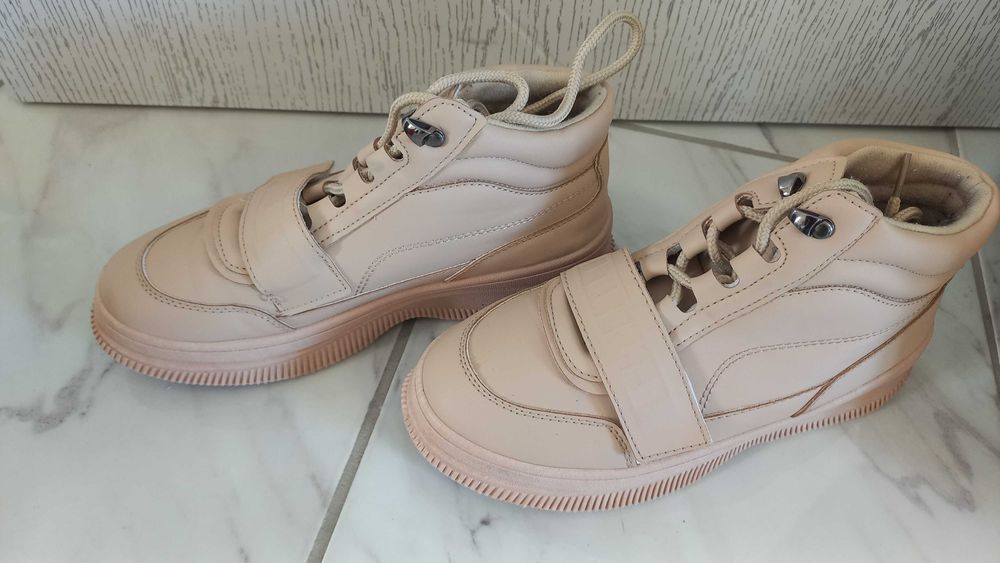 Маратонки носени два пъти