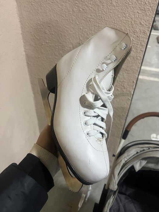 Коньки  белые размер 38-40 примерно