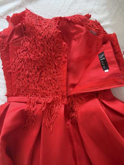 Красное нарядное платье