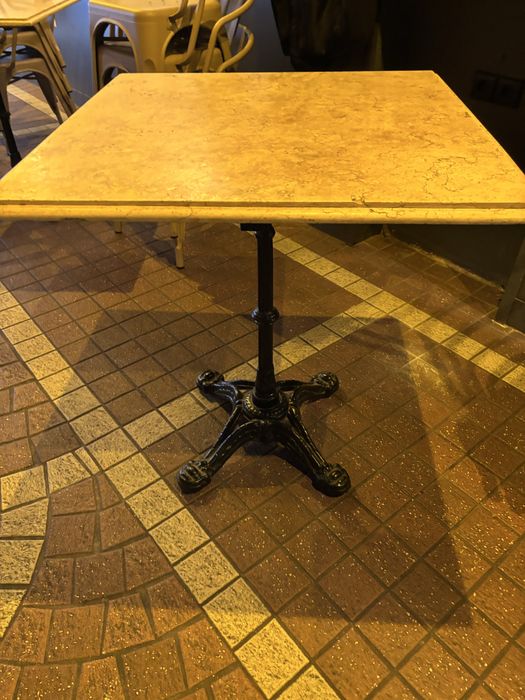 Столове и маси-договаряне