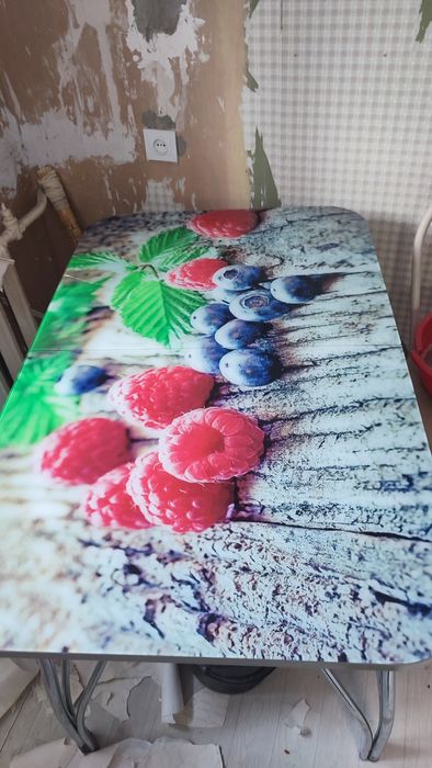 Продам куханый стол стеклянный