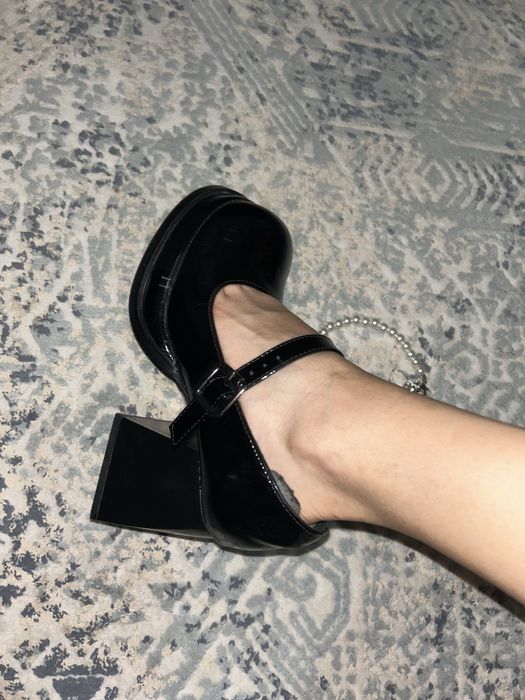 Продам совсем новые каблуки (обувь) 32-33 размера