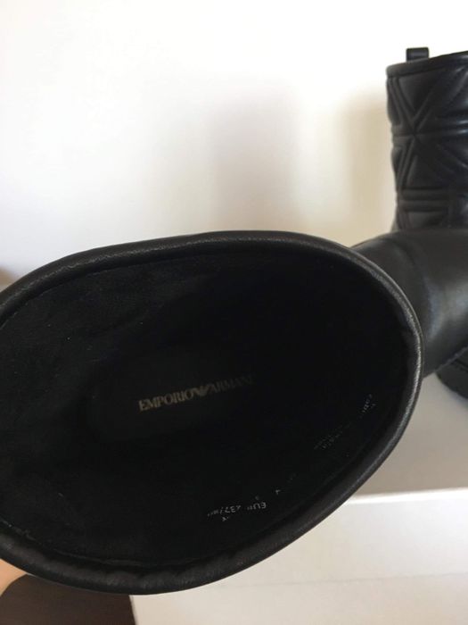 Продавам боти Emporio Armani