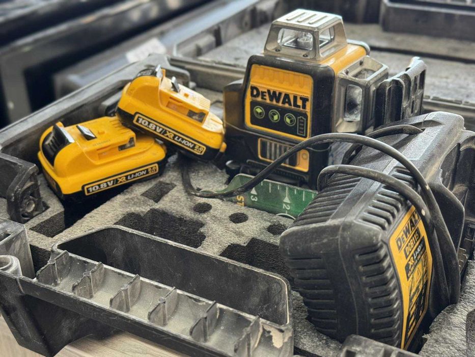 Линеен лазерен нивелир DEWALT DCE089D