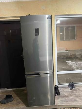 Срочно продам рабочий холодильник самсунг и стиральная машина LG