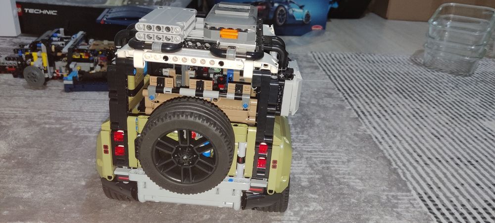 Оригинал LEGO Technic Land Rover Defender (42110) — собранная модель