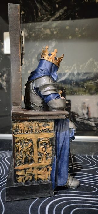 Figurina rege pe tron