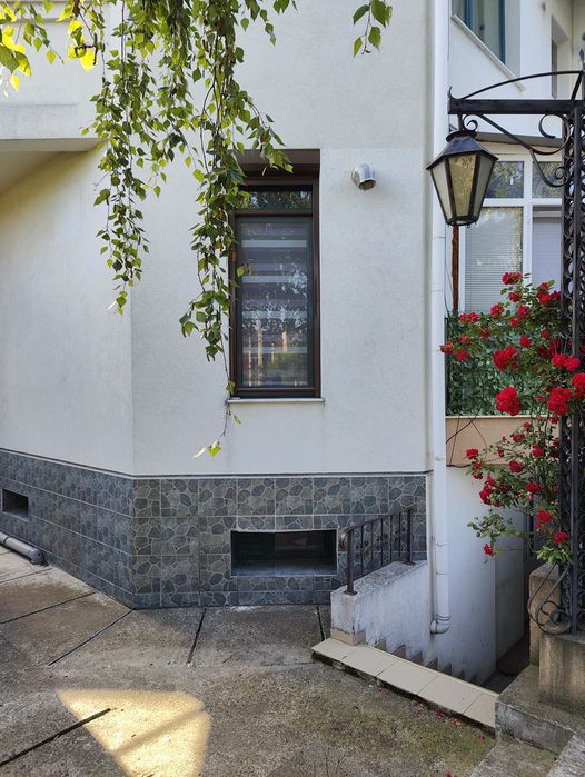 Vând apartament cu doua camere zona Bucium vizavi de pensiunea Novis