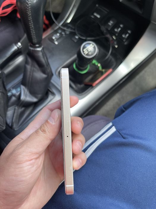 Продам iPhone SE