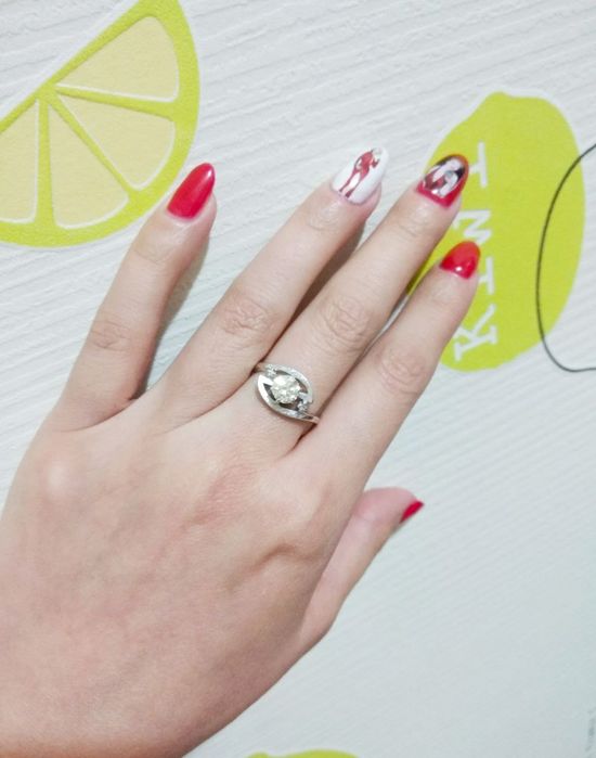 Золотое кольцо с бриллиантами.