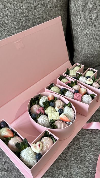 Клубника в шоколаде с цветами