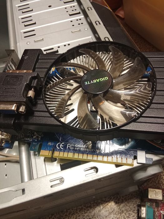 Продам видеокарту Gigabyte на 1 гб.