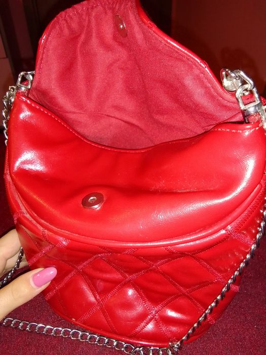 Чисто нова червена чанта, Stradivarius