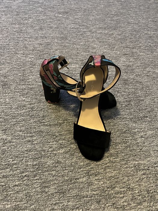 Vand sandale din catifea model floral