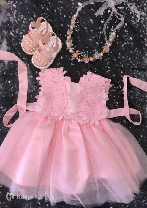 Платье, сандали и венок