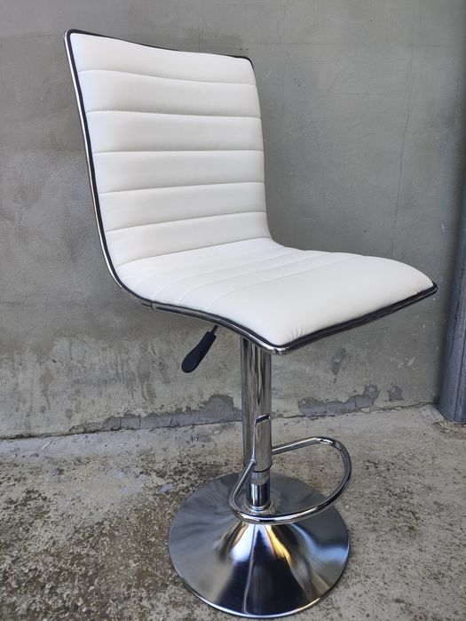 Въртящ и регулиращ височината бар стол