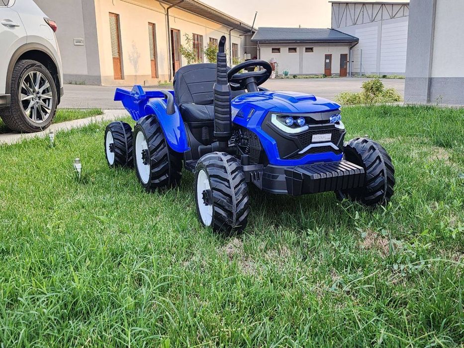 Siniy traktor pritsepli