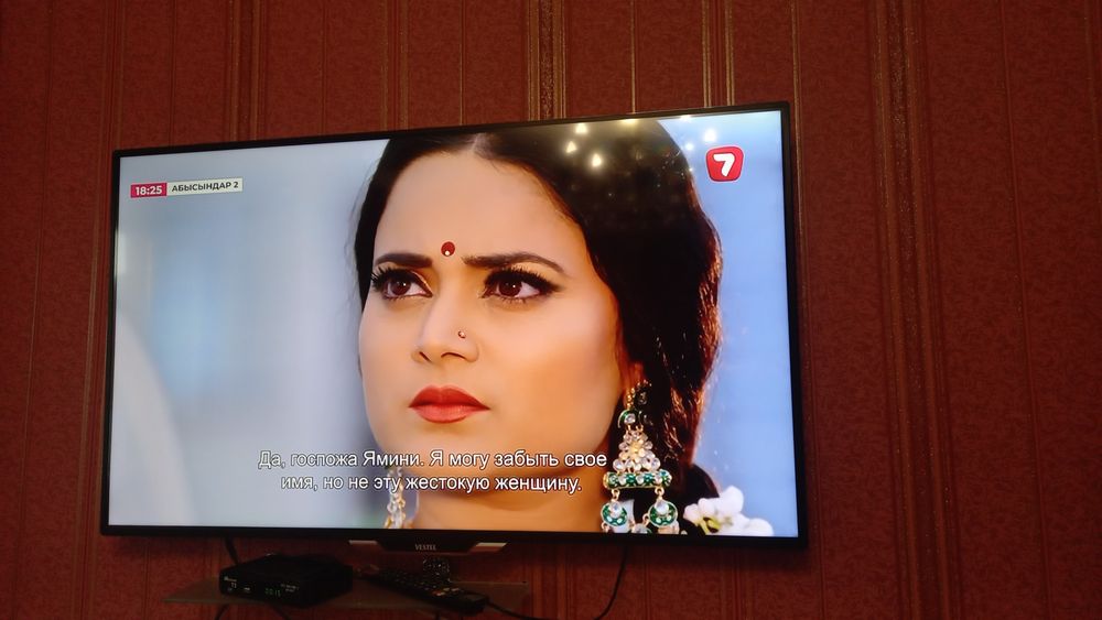 Продам  гостиный стол и стулья