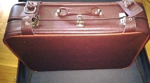 Ретро куфар !1 куфар от времето на соца...Изкуствена кожа