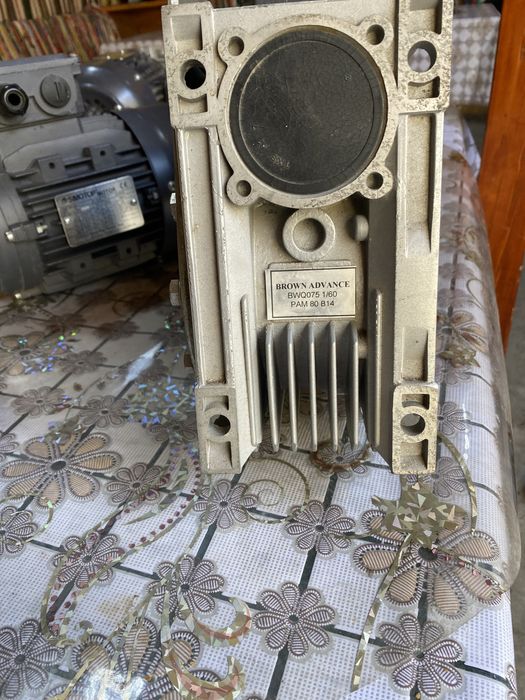 Motor electric cu reductor și cântar electronic