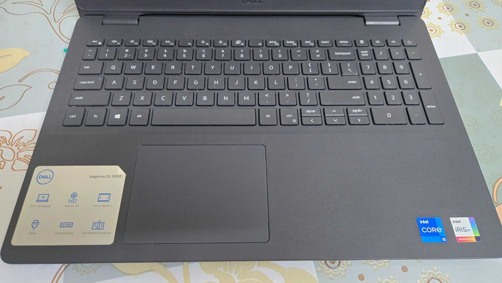 Dell 11th 15.6HD/ i5-1135g7/ 8gb/ SSD-256gb/ Intel iris xe graphics