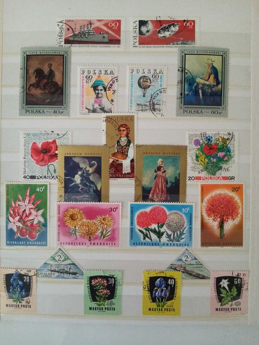 Класьор със стари пощенски марки за колекционери.