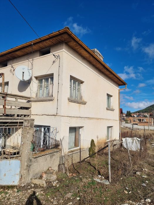 Продава се къща(на калкан) с плевня и 300 кв.м двор