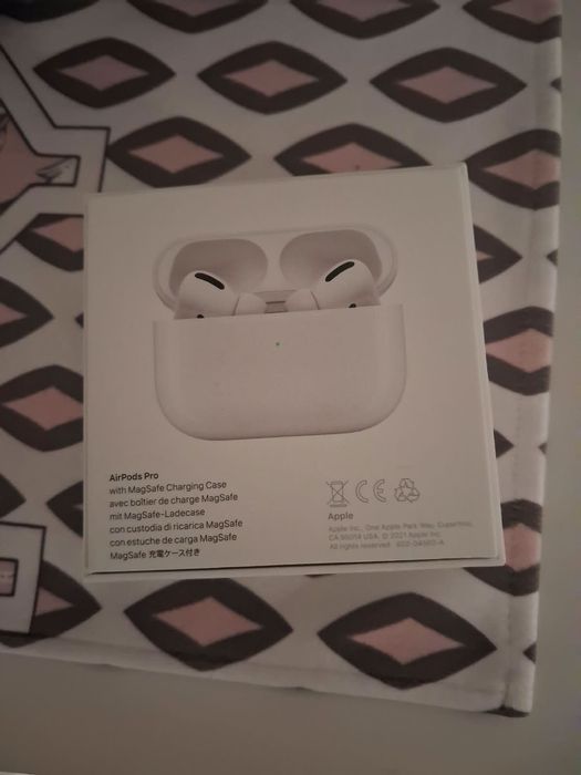 Căști Apple AirPods Pro 1 (cu carcasă de încărcare MagSafe) - Pachet complet + husă cadou