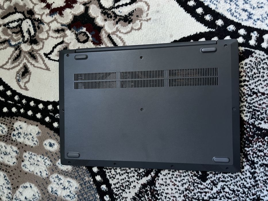 Noutbook Lenovo sotiladi