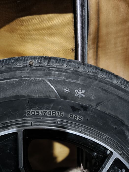 Продам шины на ниву.