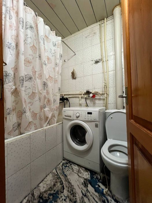 Киргили 24-мактаб якинида 4/1 этаж 1 хона уй ижарага берилади