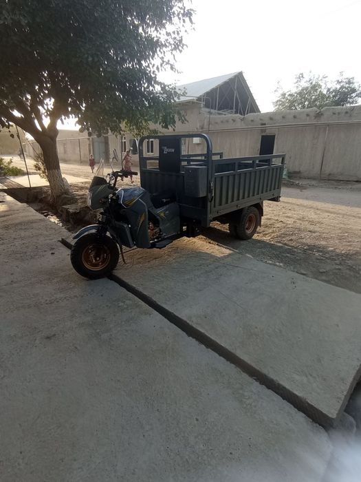 Moto lochin yuk tashuchi