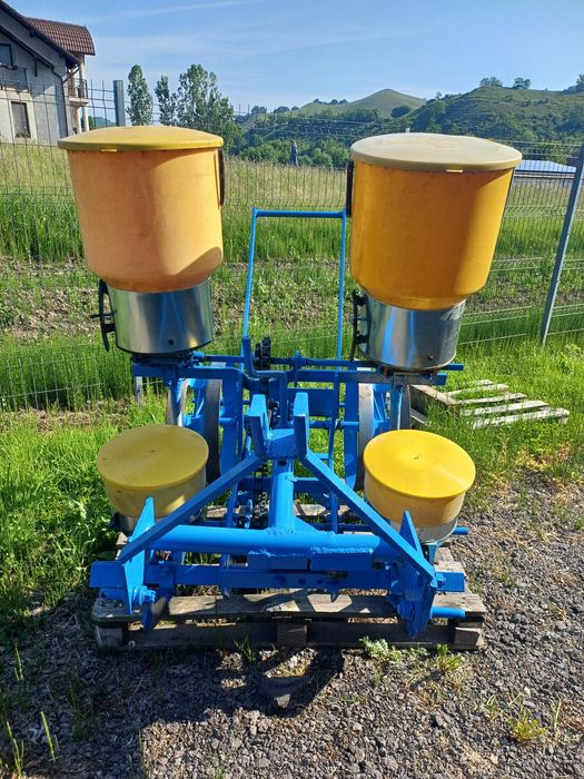 Semanatoare de porumb pe 2 randuri  cu fertilizare  15 cp in sus