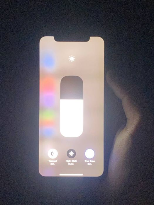 Iphone xs hamma joyi iahlaydi